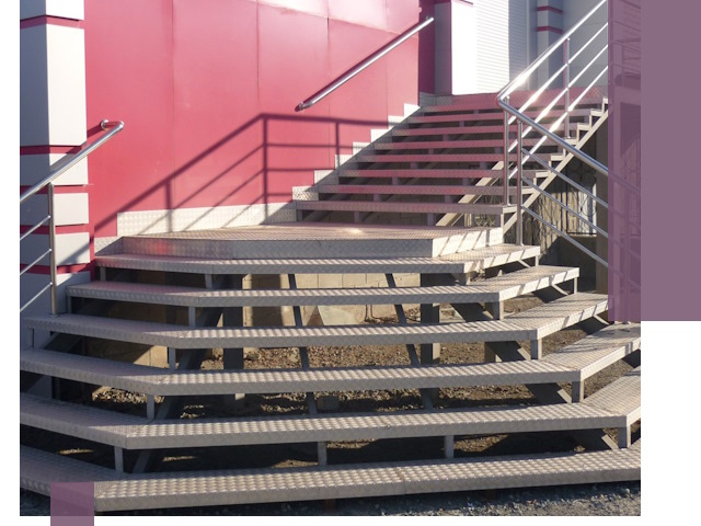 Лестницы для магазина в Кисловодске — изготовление и монтаж