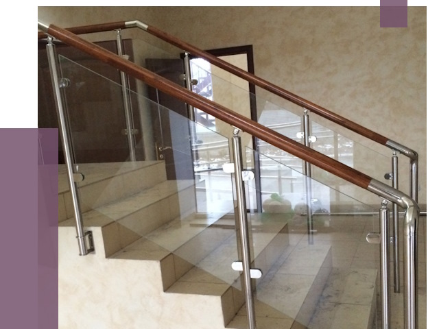 Комбинированные перила из металла и дерева в Кисловодске